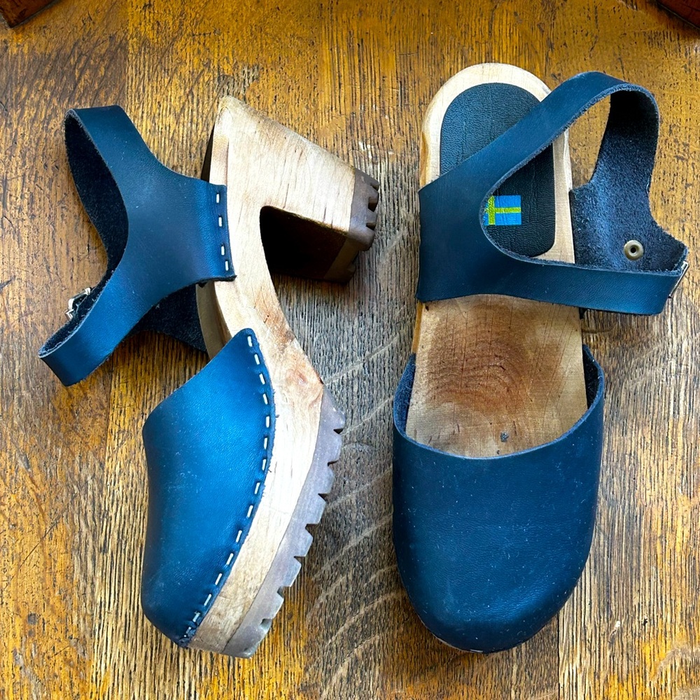 MIA navy blue clogs